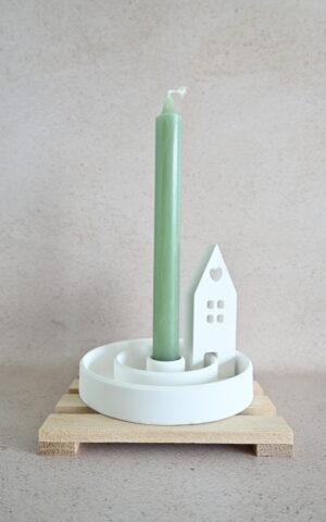 Ronde kaarsenhouder met kaars en huisje